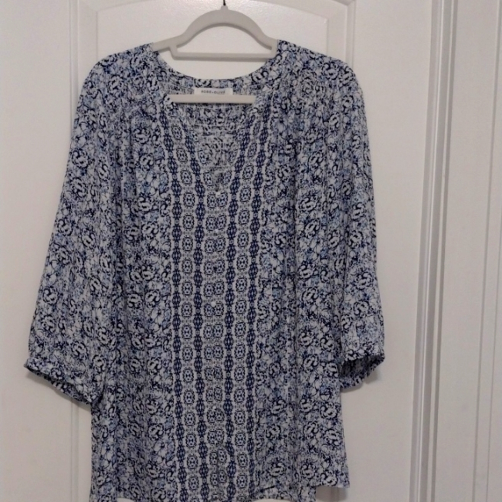 Rose and Olive beautiful, material,smocked back,3/4 sleeve size 1x.. like new!